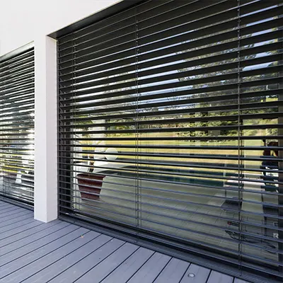 Brise-soleil orientable à Lyon – Volets Lyonnais, design moderne et contrôle solaire