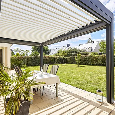 Pergola bioclimatique à Lyon – installation sur terrasse ou jardin